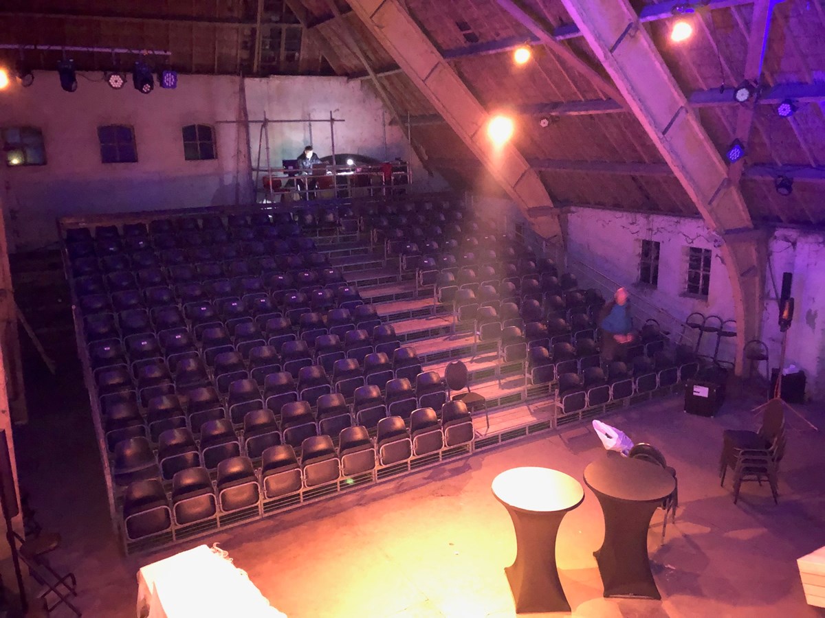 Ginds, tussen de netels