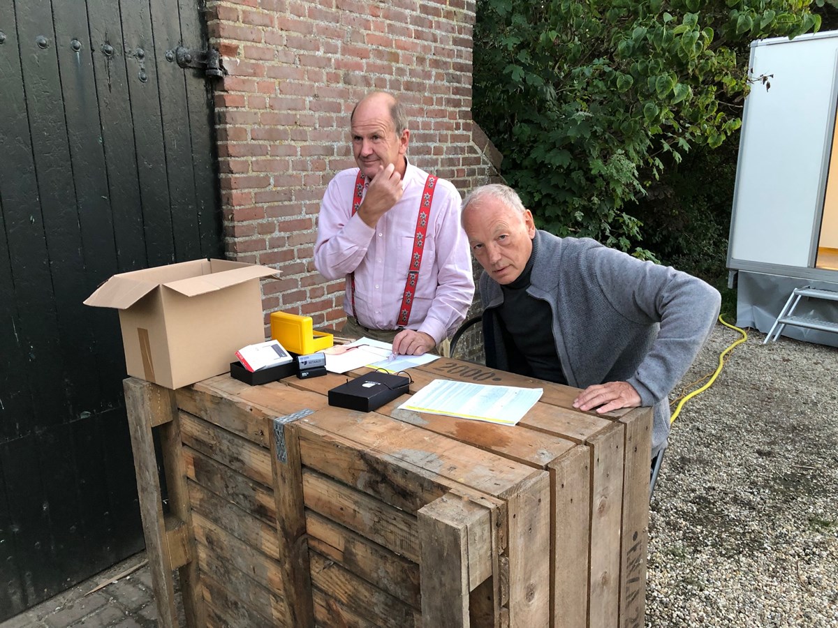 Ginds, tussen de netels