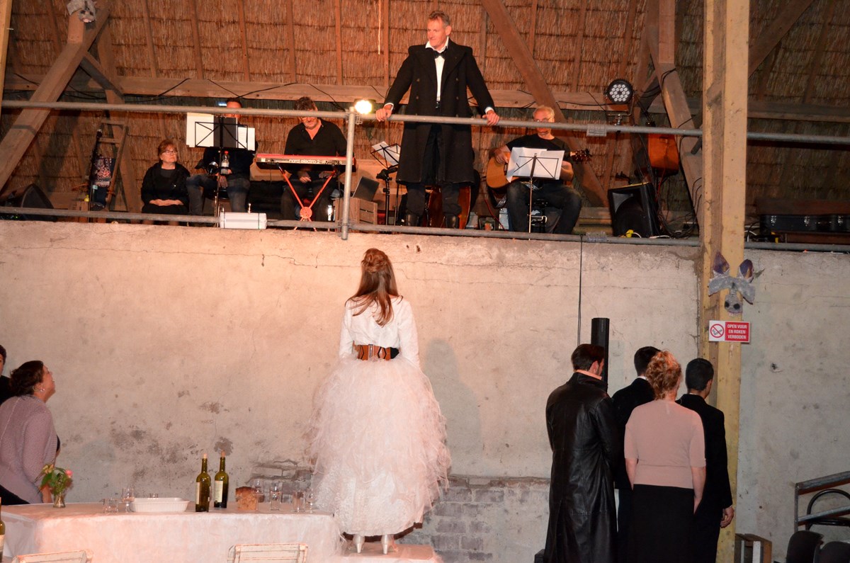 Ginds, tussen de netels