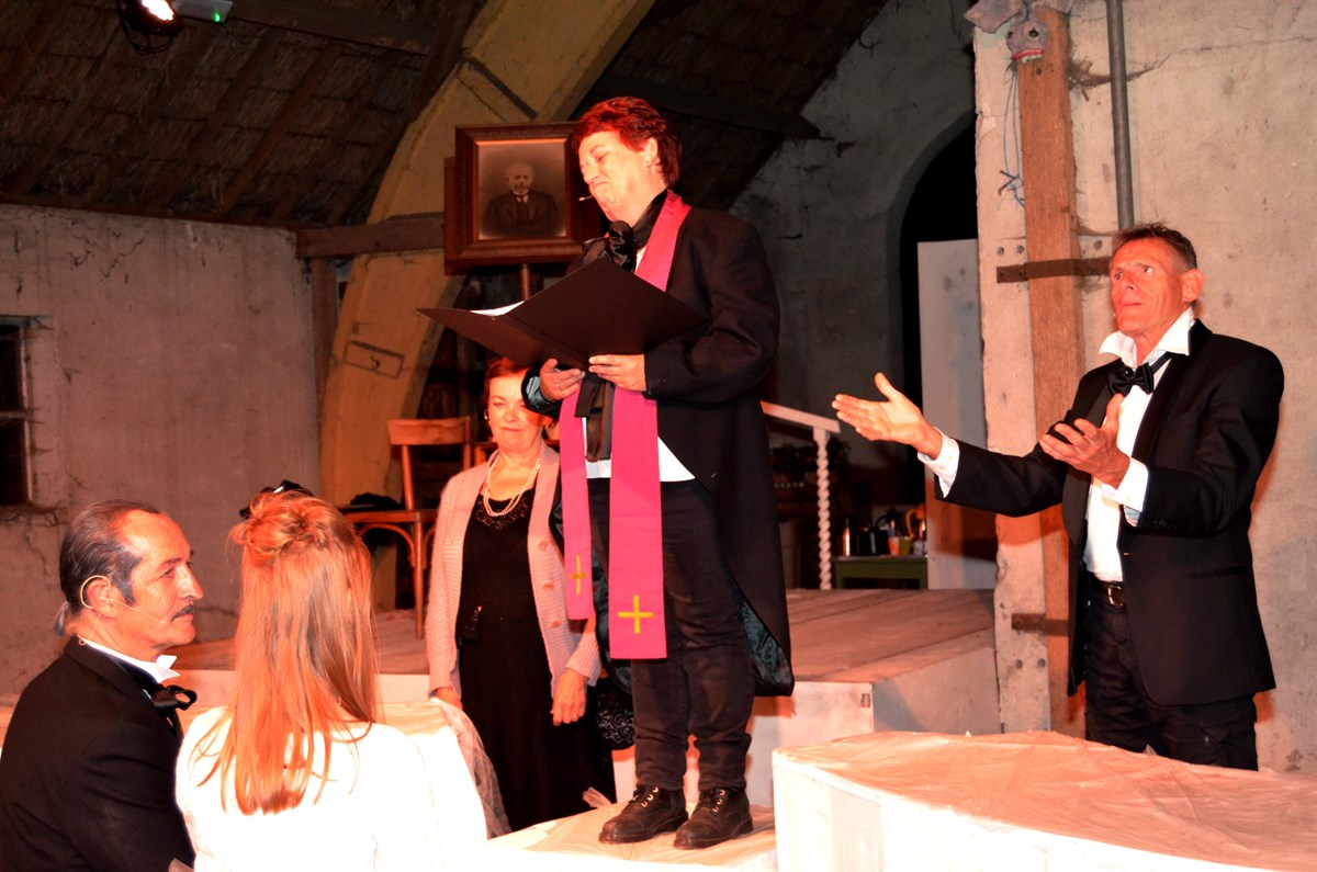 Ginds, tussen de netels