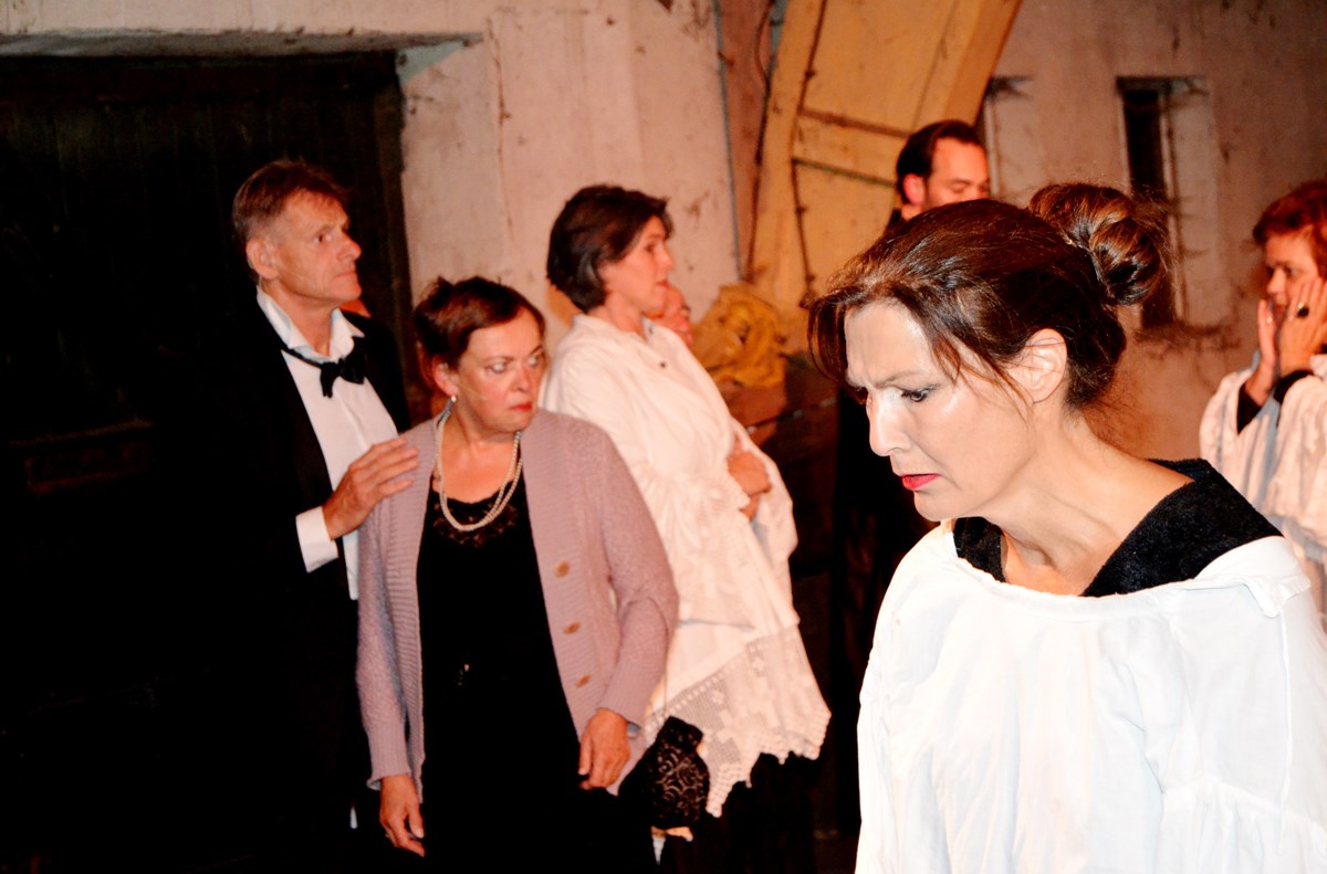 Ginds, tussen de netels