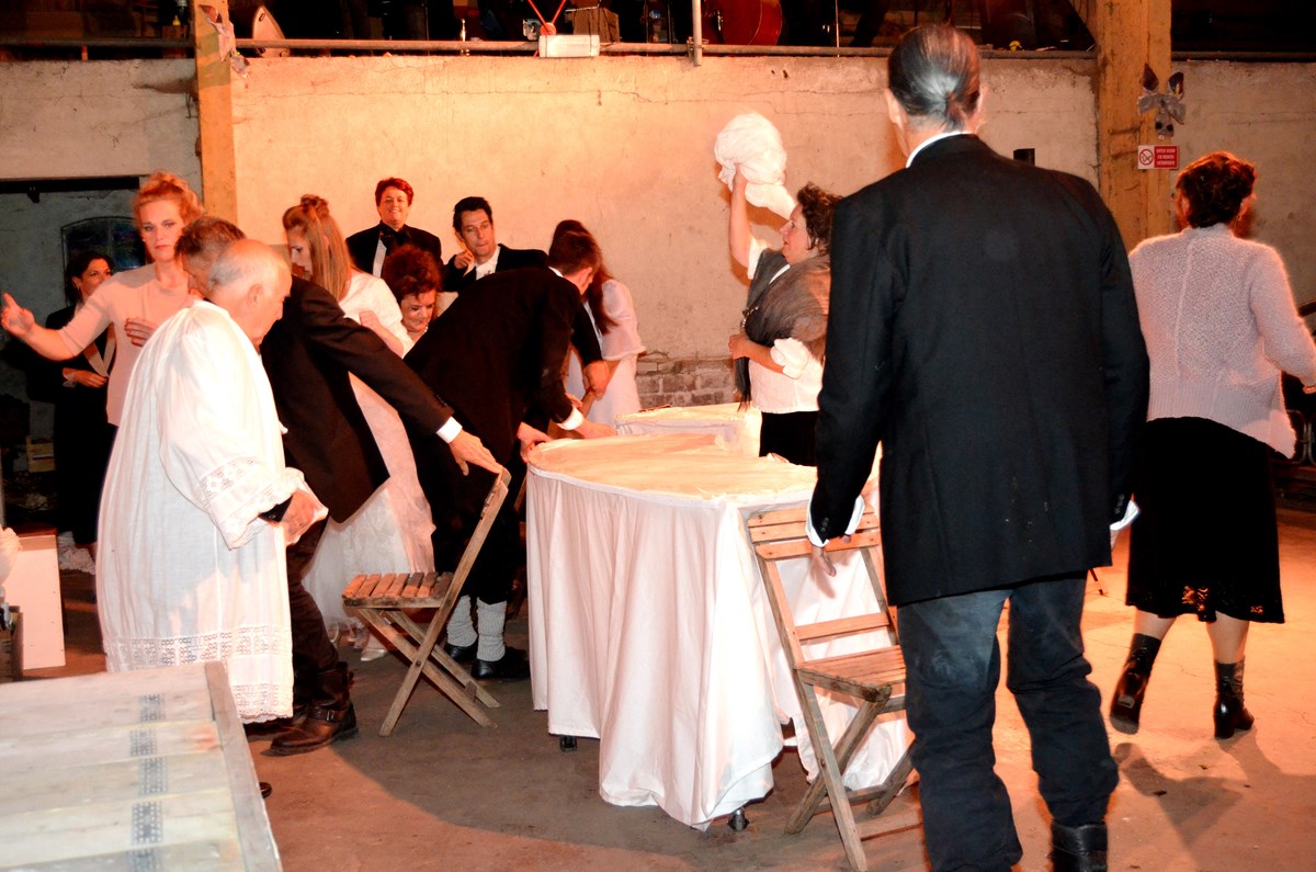 Ginds, tussen de netels