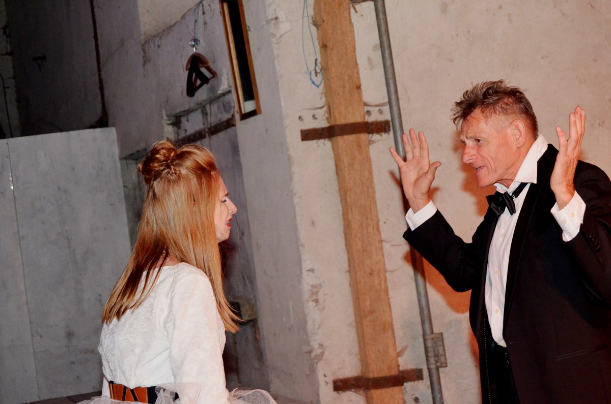 Ginds, tussen de netels