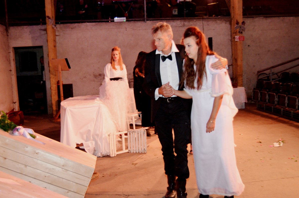 Ginds, tussen de netels