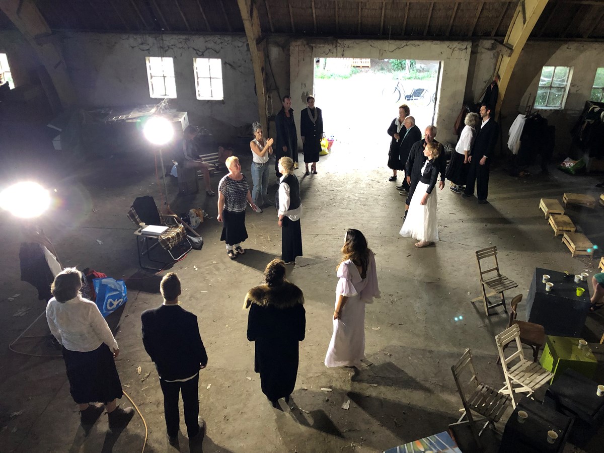 Ginds, tussen de netels