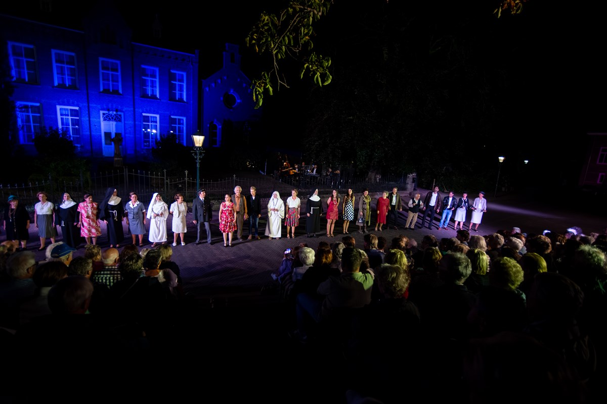 Dorpsgeheimen 100 jaar EMM